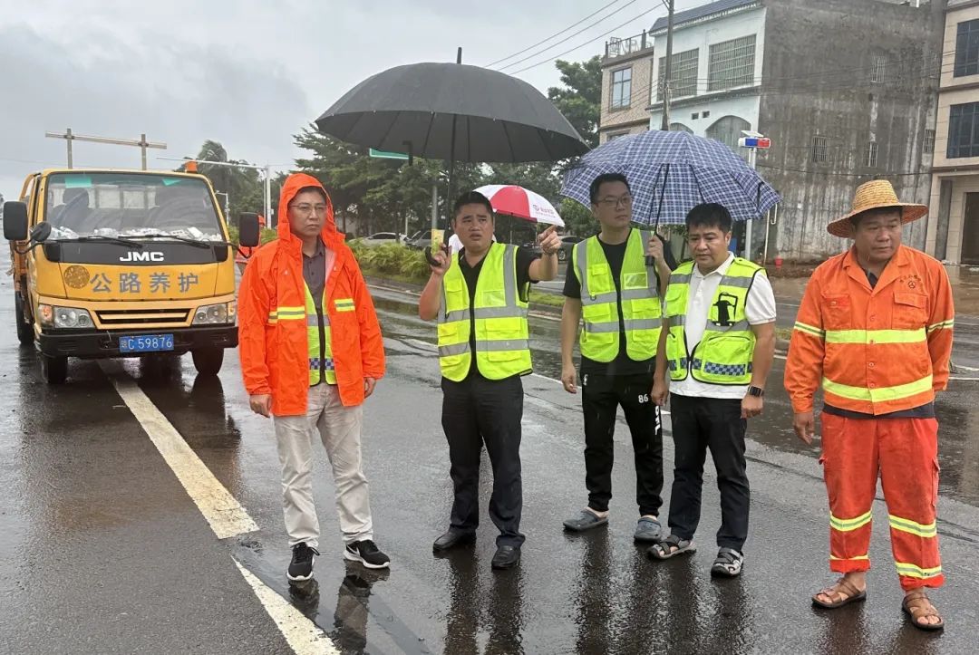 疾風勁雨見真章——海南高速養護公司全力抗擊臺風“韋帕”